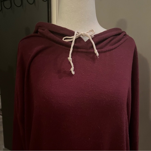 Brandy Melville~Lightweight Top with Hood-One Size~Burgundy - Picture 3 of 9
